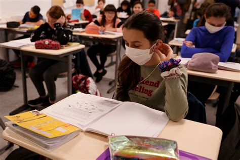 Le port du masque préconisé dans les écoles privées. Coronavirus : le masque obligatoire dès 11 ans à l'école ...
