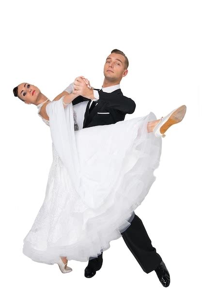 흰색 배경에 고립 된 댄스 포즈에서 댄스 볼룸 커플 관능적 인 전문 댄서 왈츠 탱고 슬로우 폭스 및 퀵스텝 프리미엄 사진