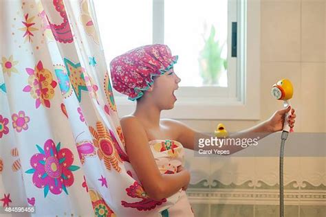 Preteen Girls In Shower Photos Et Images De Collection Getty Images