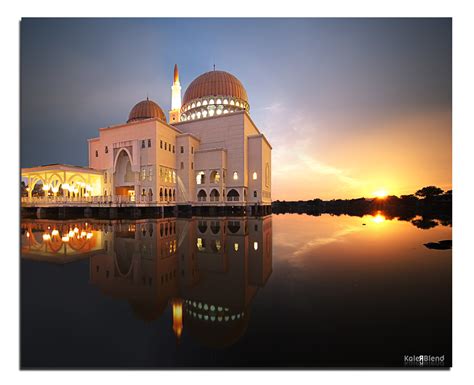 The mosque appears to be floating on water because it was built at the bank of puchong perdana lake. Masjid As-Salam, Puchong - a photo on Flickriver