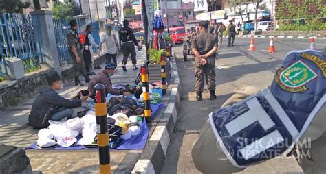 Satpol Pp Kota Sukabumi Tertibkan Pkl Di Jalan Re Martadinata Pedagang