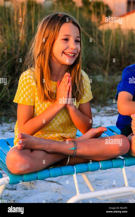 Pre Teen Mädchen Mit Ihrem Jüngeren Bruder Versuchen Yoga Am Strand Von