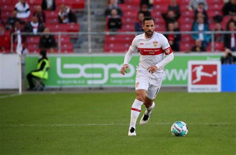 Man überlege mit dem nachbarn, ob und wann im gleichschritt die landesweite regelung aufgehoben werden könne. Castro schnappt sich den Ball von Zeefuik - kurz danach ...