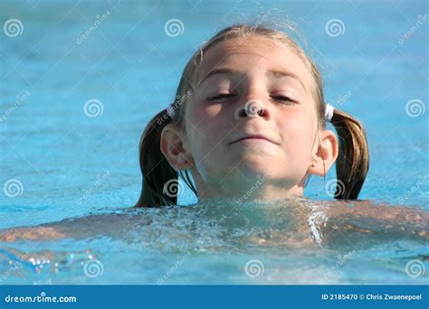 Meisje Dat In De Pool Zwemt Stock Foto Afbeelding Bestaande Uit