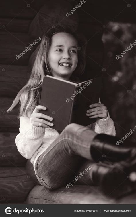 bastante niña preadolescente fotografía de stock © reanas 146556981 depositphotos