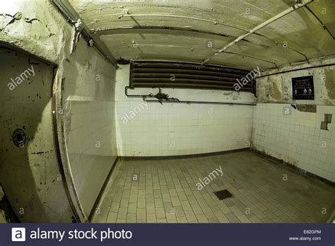 Heizungsrohre in der gaskammer mauthausen. Österreich, KZ Mauthausen, Gaskammer Stockfoto, Bild ...