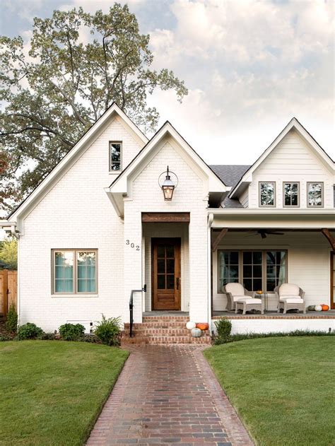 Keep a brick home that is identical to all the other foursquares with front porches from disappearing into anonymity. 20 White Brick Exterior Walls to Envy