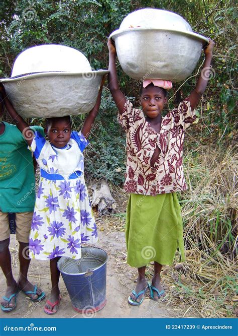 Filles Africaines Prenant Leau Ghana Image Stock éditorial Image