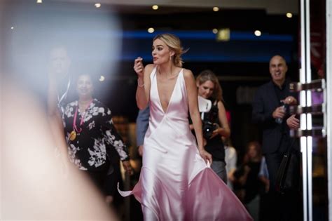 So Stunning Margot Robbie Takes The Plunge In White Gown At I Tonya Premiere And Sparks
