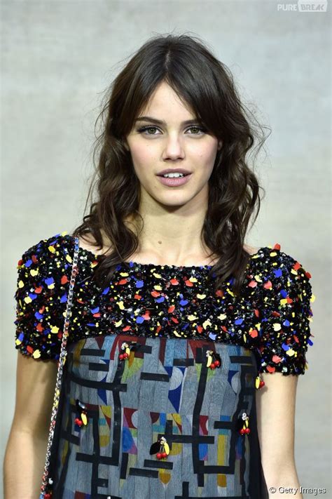See a recent post on tumblr from @nativaicons about laura neiva. Laura Neiva esbanja estilo no desfile da Chanel em Paris ...