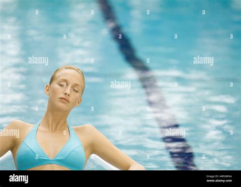 Frau Entspannenden Pool Mit Geschlossenen Augen Stockfotografie Alamy