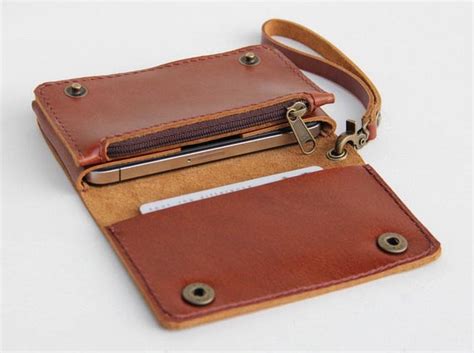 The Handmade Leather Wallet For Iphone 4 And Other Essentials Gadgetsin