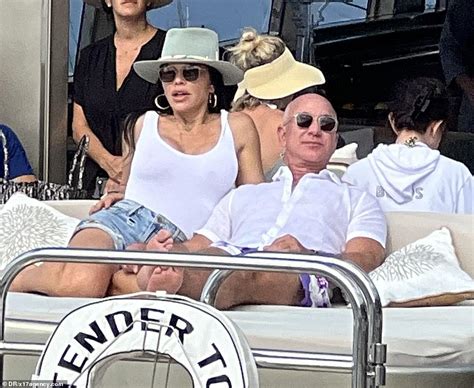Jeff Bezos And Girlfriend Lauren Sanchez Share A Smooch On A Yacht On St Barts On New Years