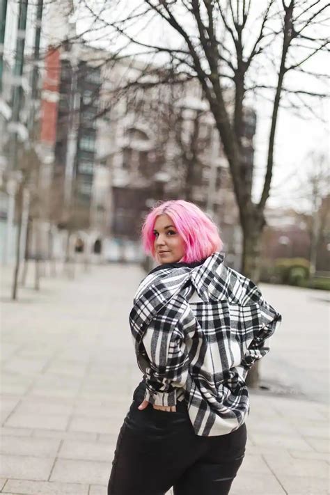 Fotos Nekane la modelo curvy bilbaína con el pelo rosa que pasó de odiar su cuerpo a