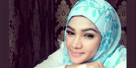 Artis Ini Berhijab Setelah Dengar Suara Gaib Saat Sholat