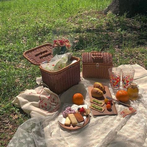Picnic Uploaded By Mari N˘v˘•¬ On We Heart It In 2020 Picnic