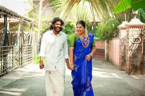 Marimayam mandothari and lolithan marriage. SP Sreekumar & Sneha Sreekumar Wedding Photos - Indian ...