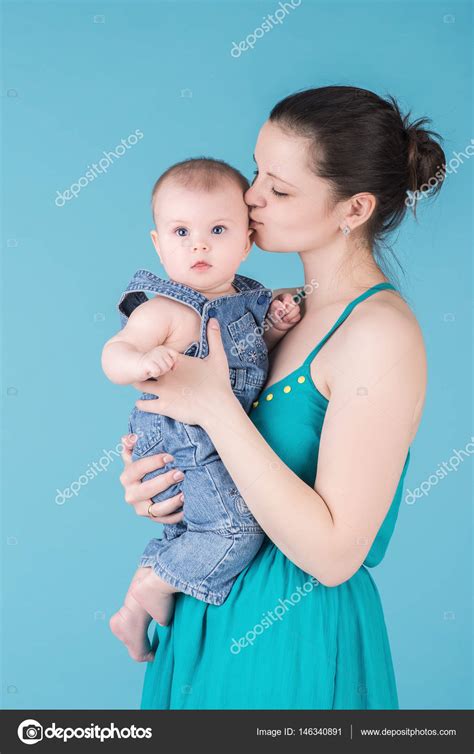 Amorosa Madre Besando Su Lindo Bebé Niño Fotografía De Stock