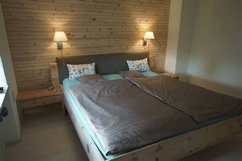Schlafzimmer, die komplett in zirbe gestaltet sind, verströmen einen charakteristischen, angenehmen duft und garantieren ein einmaliges schlaferlebnis. Zirbenbetten und Schlafzimmer - Tischlerei Maderholz