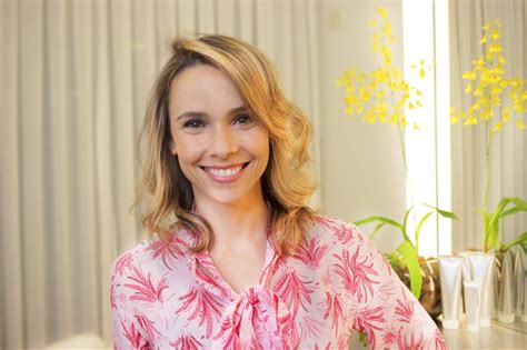 Atriz Débora Falabella Aparece Com Visual Diferente Claudia