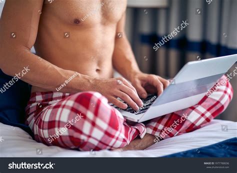 Naked Laptop Bilder Stockfotos Und Vektorgrafiken Shutterstock