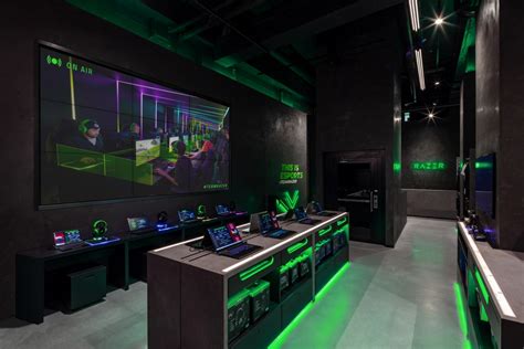 Razer Debuts In London Visual Merchandising And Store Design