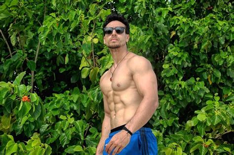 Shirtless Actors Of Bollywood Flaunting Their Tightest Abs And