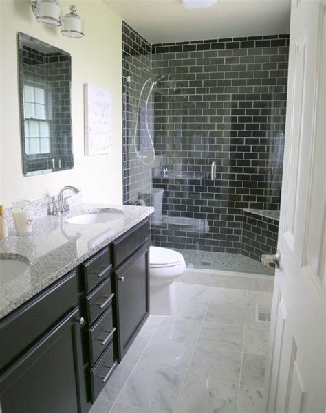 Allow me to bring you to different bathroom spaces that used subway tiles on the walls and other areas of their bathrooms. Pin en New House