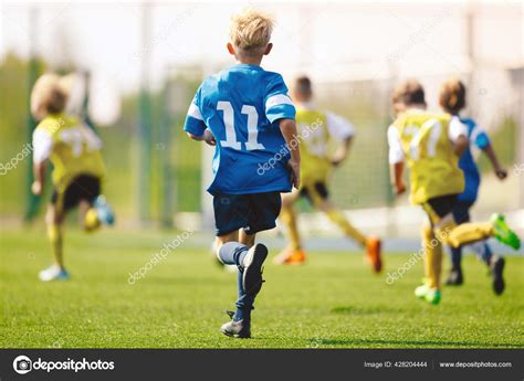 Chicos Jugando Partido Fútbol Jugadores Juveniles Fútbol Pateando