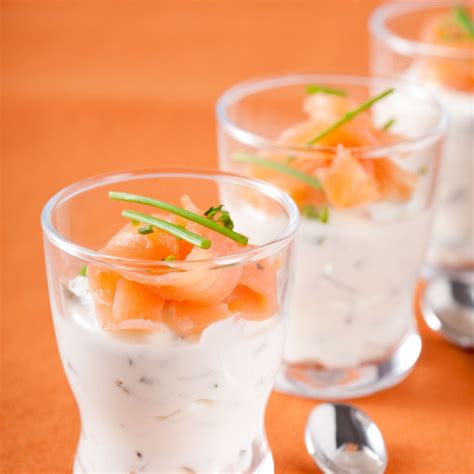 Soupe froide de betteraves relevée au vinaigre de xérès servie en verrine, accompagnée d'un biscuit croustillant de parmesan. Recette Verrine au saumon fumé