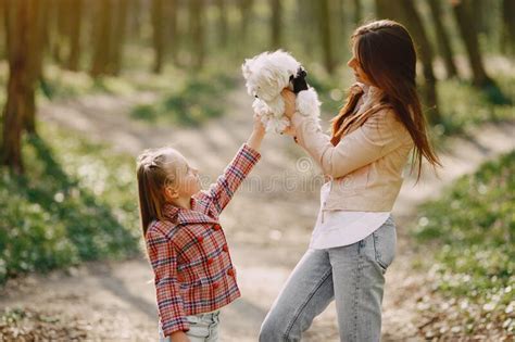 Madre Con Hija En Un Bosque De Primavera Con Perro Foto De Archivo