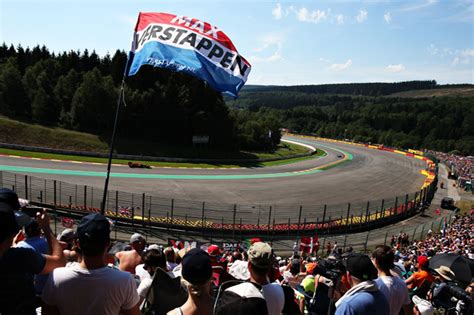 Appreciate the amazing cornering ability and aerodynamic grip of the f1 cars as they negotiate the smooth curve in front of the silver 3 grandstand. Grote Prijs Formule 1 in Spa Francorchamps 2016 de start ...