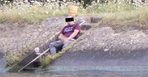 Un Homme Photographié En Train De Se Masturber En Public Le Long Du