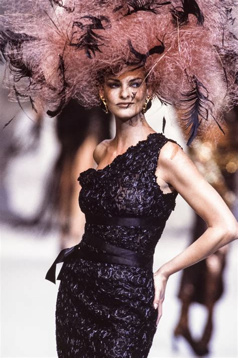 In Photos Linda Evangelistas Most Iconic Runway Moments Fashion