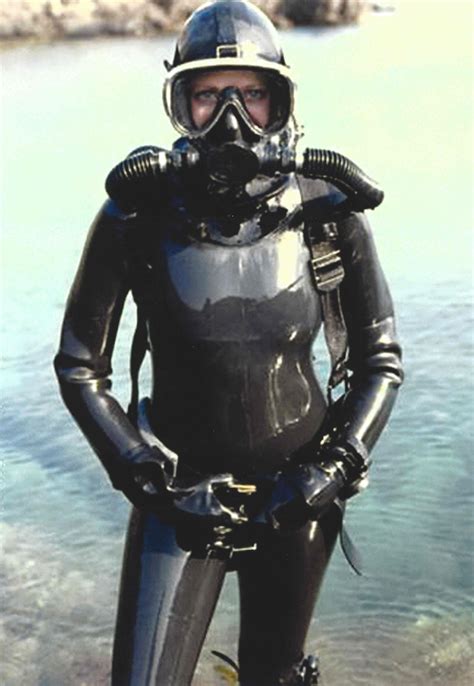 scuba lady in glossy latex diving suit