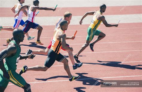 Relay Runners Racing On Track — Athletic People Stock Photo 209785270