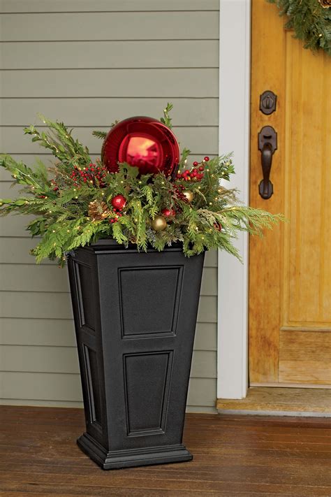 35 Festive Outdoor Holiday Planter Ideas To Decorate Your Front Porch