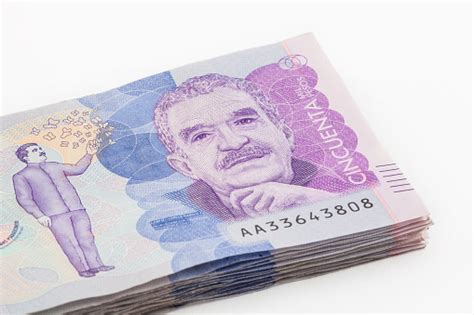 Fajo De Billetes De 50 Mil Billetes De Pesos Colombianos Foto De Stock
