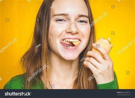 7147 Mouth Full Food Images Stock Photos And Vectors Shutterstock