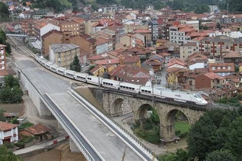 Renfe media distancia es la división comercial del operador ferroviario público español renfe, encargada de los servicios de ámbito regional. RENFE reajusta el corredor ferroviario Asturias - Madrid ...