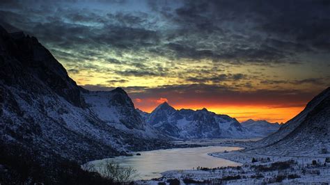 Gorgeous Mountain Landscape In Winter Sunset Lake Winter Mountains