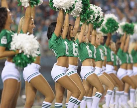 Philadelphia Eagles Cheerleaders Rockin The Kelly Green Cheerleader