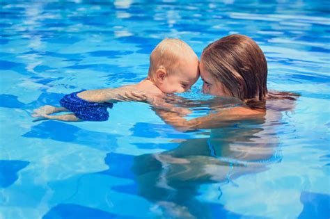 游泳图片 母亲和孩子们在游泳素材 高清图片 摄影照片 寻图免费打包下载