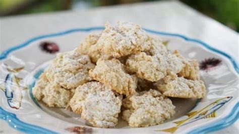Learn all about the traditional christmas cookies from european countries including bulgaria, croatia, czech republic, hungary, lithuania, poland, romania, and serbia. Giada puts her own spin on this traditional Italian cookie. | Almond biscotti, Food network ...