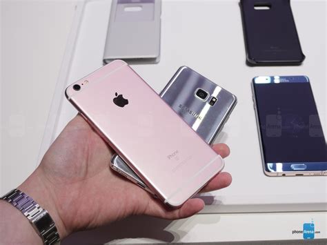 Iphone 7 plus bir önceki model olan iphone 6s plus modelinin tasarım çizgilerini yansıtmaya devam ediyor. Galaxy Note 7 vs iPhone 6s Plus: big-screen flagship ...
