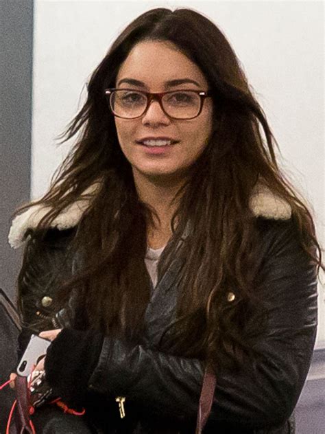 Of Course Vanessa Looks Stunning Even When Shes Running To Catch A Flight Her Red Violet