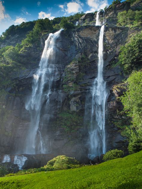 A picturesque waterfall with a height of 130 m located in lomabrdia, not far from the border with szajcaria. Acquafraggia waterfalls mentioned by Leonardo Da Vinci - Quiiky Viaggi LGBT