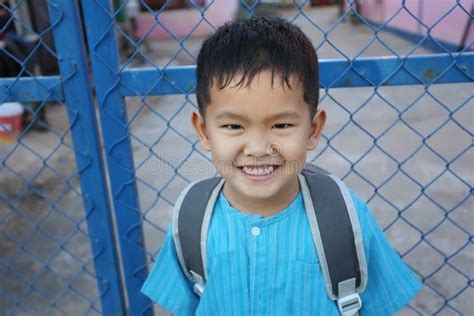 Enfoque Facial De Un Niño Asiático Sonriendo A La Amabilidad Imagen De