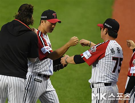 1 '싱글맘' 김혜리 41살에 출산, 아이 3살 때 이혼 ('슈퍼맨')종합; 류중일 감독 `고우석, 잘 막았다` MK포토