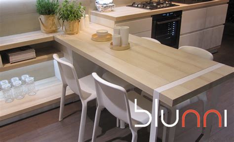 Para cocinas estrechas, una mesa angosta y larga puede funcionar a la perfección. mesa de cocina en zaragoza